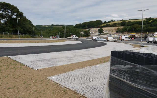 Parkoviště Park&Ride vytvořené pomocí dlažby geoSYSTEM