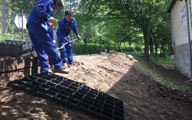 Montáž ekologické svahové dlažby S60s (video)