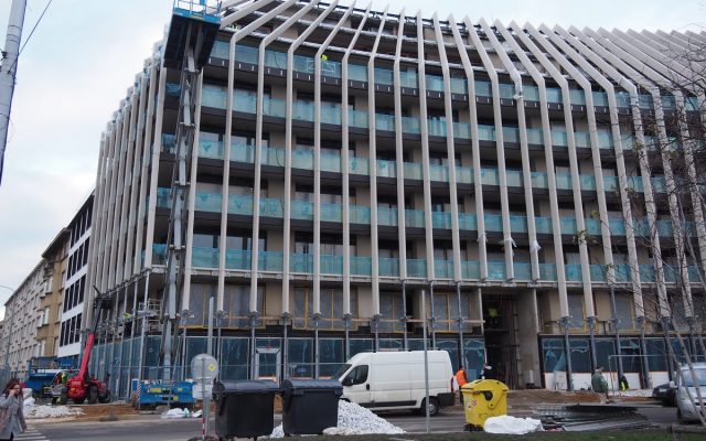 Zpevnění a ochrana plochy při výstavbě budovy Victoria Palace na Vítězném náměstí v centru Prahy 6