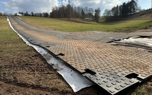 Provizorní komunikace při výstavbě stožáru vysokého napětí v Náchodě