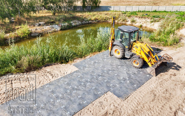 Dočasná přístupová cesta k rybníku ze silničních panelů ROAD SYSTEM